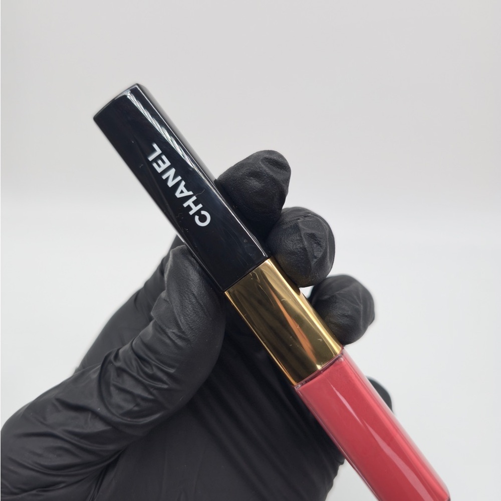 CHANEL Glossy Lip Balm - Vibrant Pink
